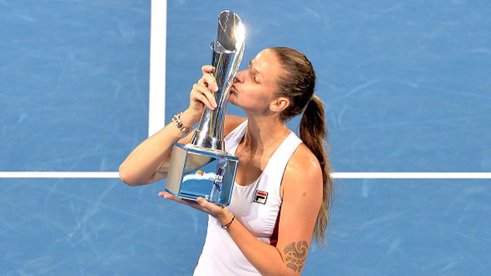 Petenis asal Ceko, Karolina Pliskova merayakan kemenangan dengan mencium trofi setelah memenangkan pertandingan melawan Alize Cornet. Copyright: © he 2017 Brisbane International at Pat Rafter Arena on January 7, 2017 in Brisbane, Australia. (Photo